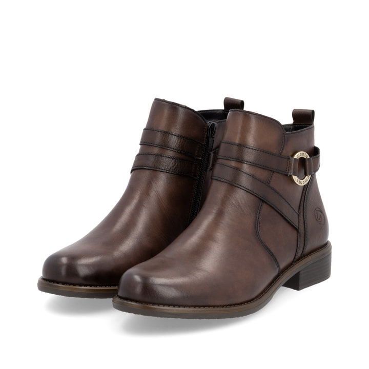 Espressobraune remonte Damen Stiefeletten D0F77-25 mit Schmuck-Element. Schuhpaar seitlich schräg.