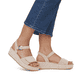 Beige remonte Damen Riemchensandalen D1N50-60 mit Klettverschluss. Schuh am Fuß.