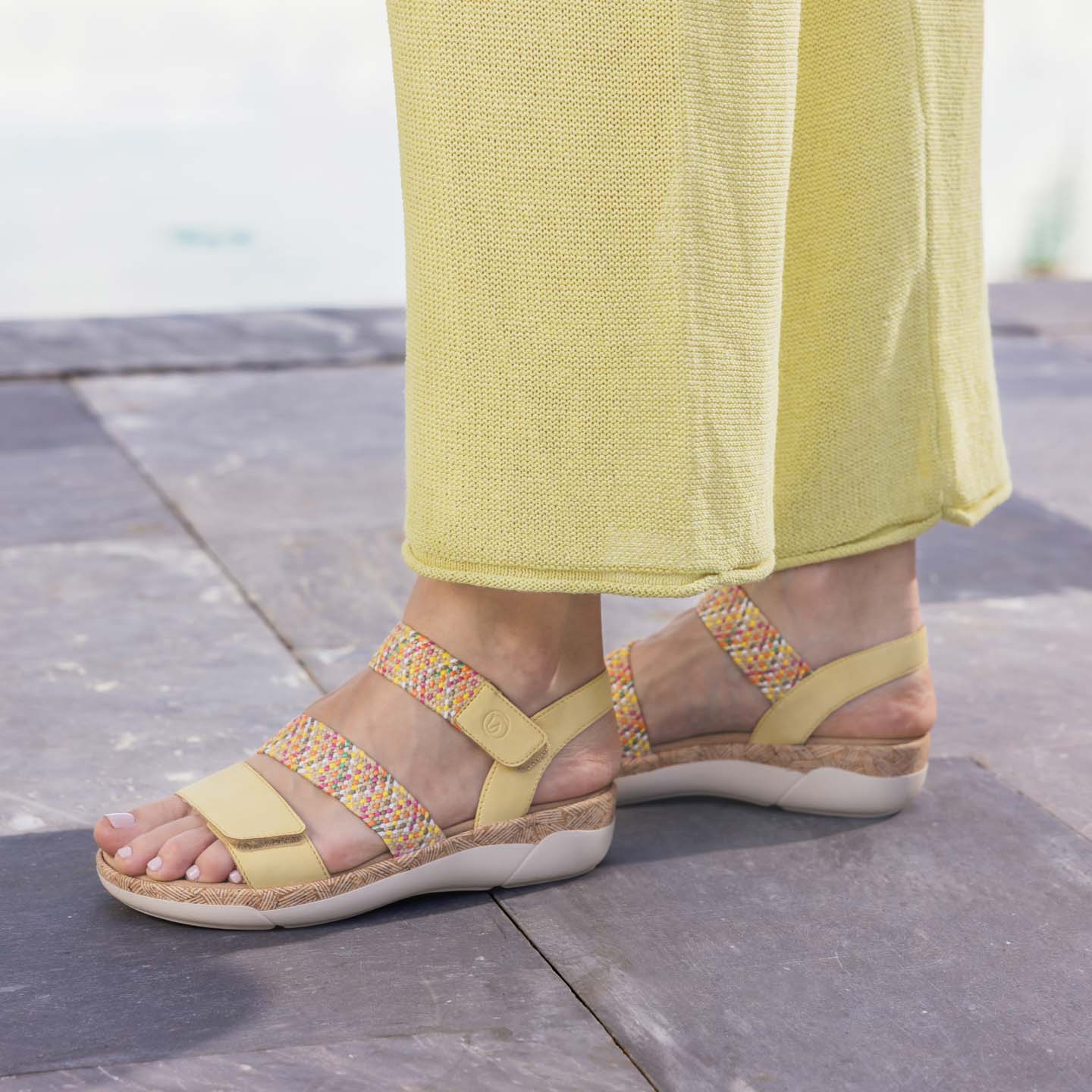 Gelbe remonte Riemchensandalen R6861-68 mit einem Klettverschluss. Schuh am Model.