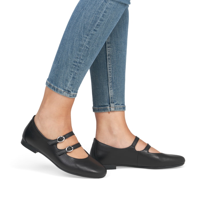 Schwarze remonte Damen Loafer D0K11-00 mit einer Schnalle. Schuh am Fuß.