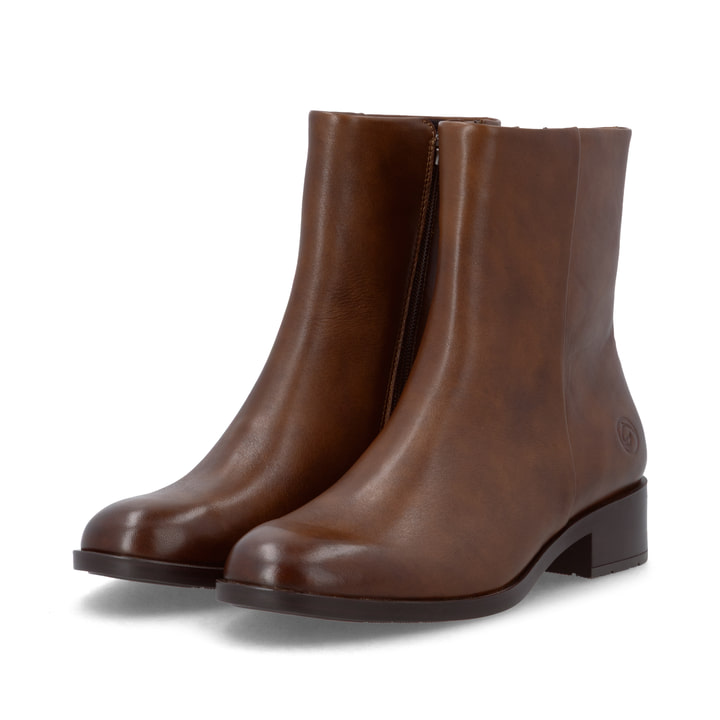 Braune remonte Damen Stiefeletten D3U73-22 mit einem Reißverschluss. Schuhpaar seitlich schräg.