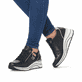 
Glanzschwarze remonte Damen Sneaker D0T03-01 mit einer leichten Sohle mit Keilabsatz. Schuh seitlich schräg