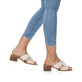 Beige remonte Damen Pantoletten R8759-60 mit einem Gummizug sowie leichter Sohle. Schuh am Fuß.