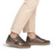 Dunkelbraun-bronzene remonte Damen Sneaker D2C04-90. Schuh am Fuß.