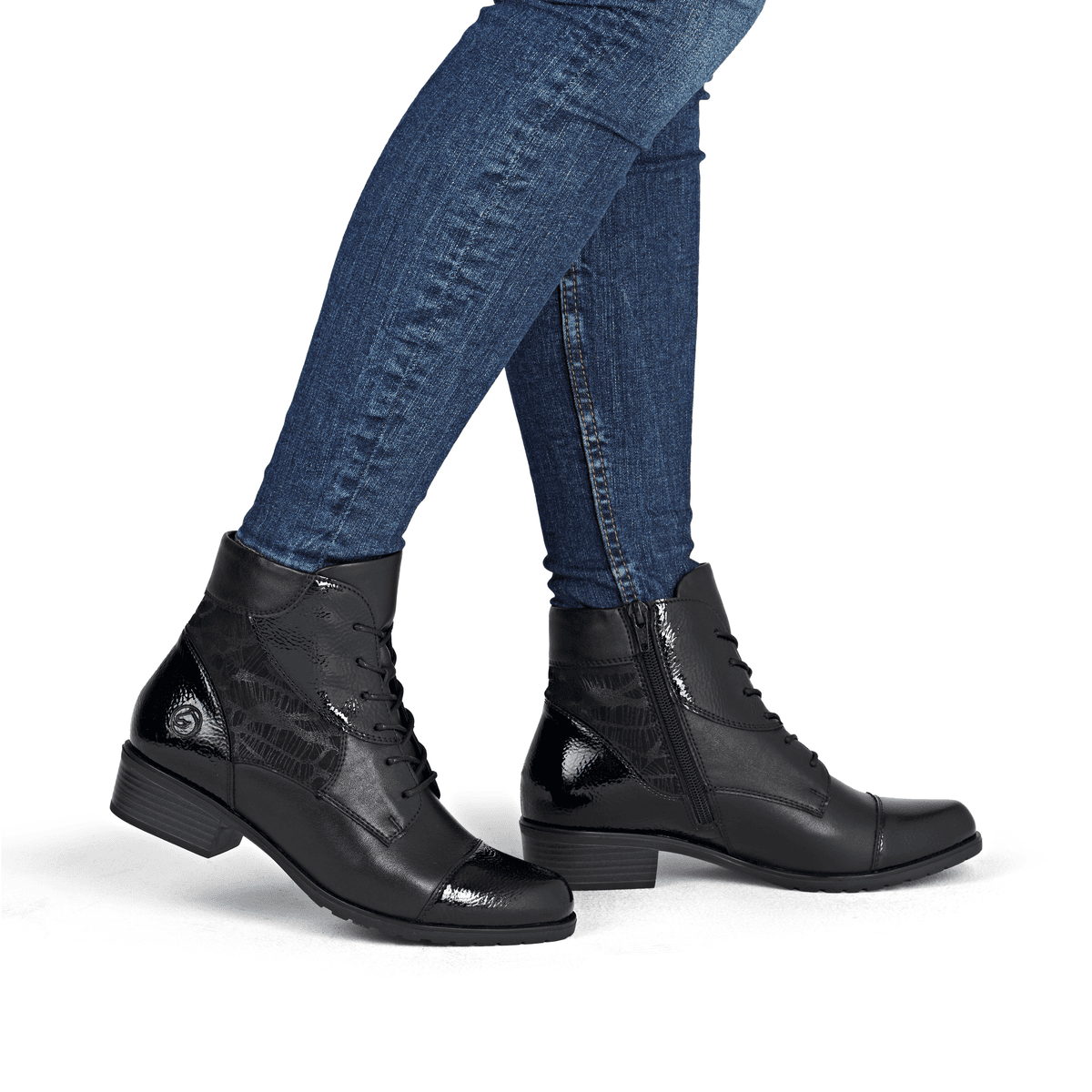 Bottines remonte noires pour femme D6882-00 avec fermeture éclair. Chaussure au pied.