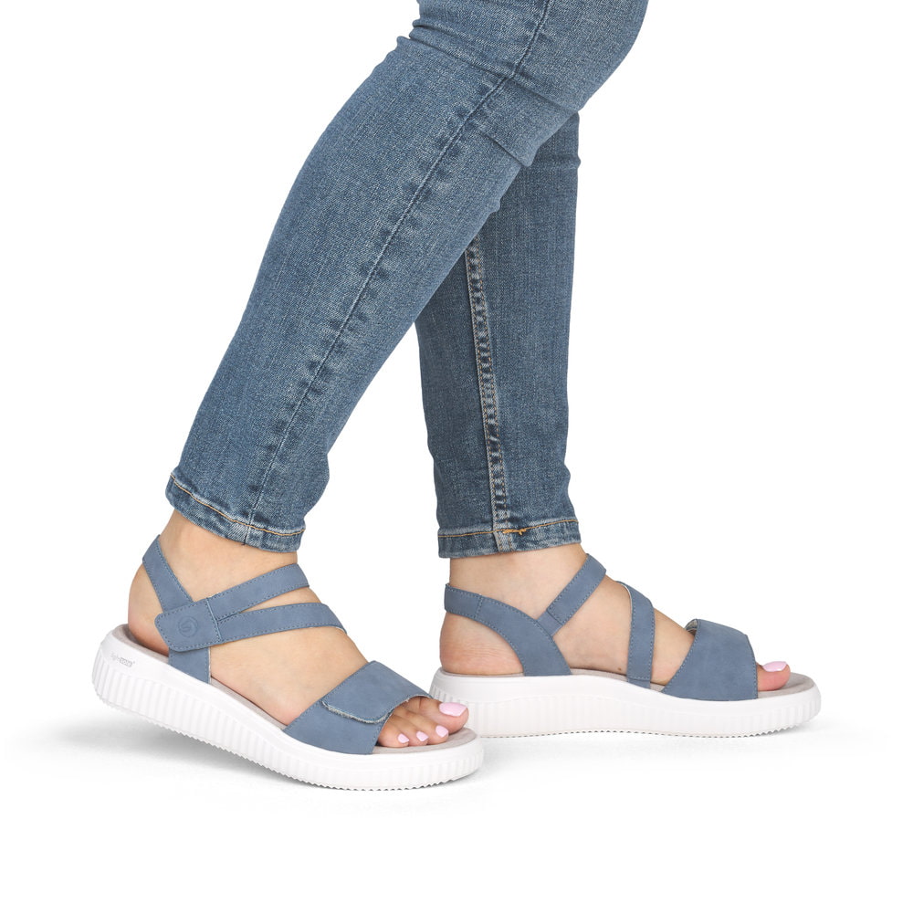 Blaue remonte Riemchensandalen D3L51-14 mit Klettverschluss sowie Extraweite H. Schuh am Fuß.