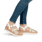 Weiße remonte Keilsandaletten D2P50-80 mit einem Klettverschluss. Schuh am Fuß.