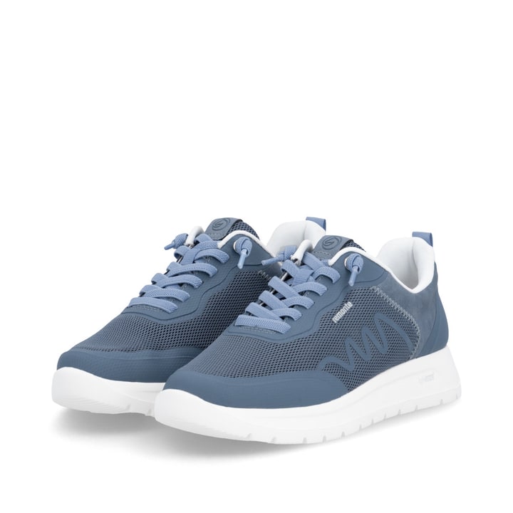 Blaue remonte Damen Slipper D2V04-12 mit einem Gummizug sowie der Extraweite H. Schuhpaar seitlich schräg.