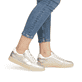 Goldene remonte Damen Sneaker Low D2C02-90 mit einem Reißverschluss. Schuh am Fuß.