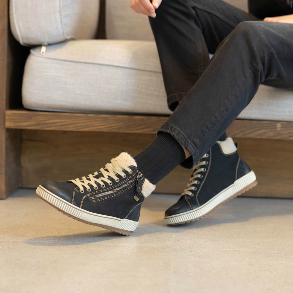 schwarze remonte Schnürstiefel D0770-03 getragen