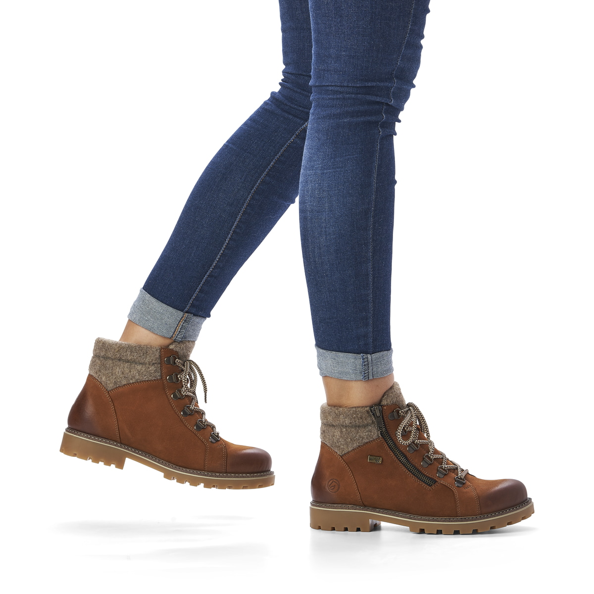 Braune remonte Damen Schnürstiefel D7478-22 mit einer dämpfenden Profilsohle. Schuh am Fuß