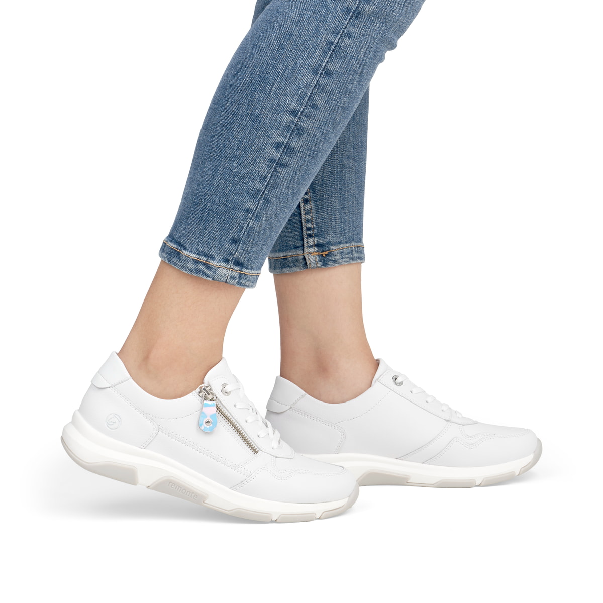 Weiße remonte Damen Sneaker Low D1S03-82 mit Reißverschluss sowie Komfortweite G. Schuh am Fuß.