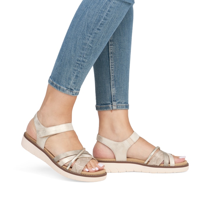 Metallische vegane remonte Riemchensandalen D2058-90 mit einem Klettverschluss. Schuh am Fuß.