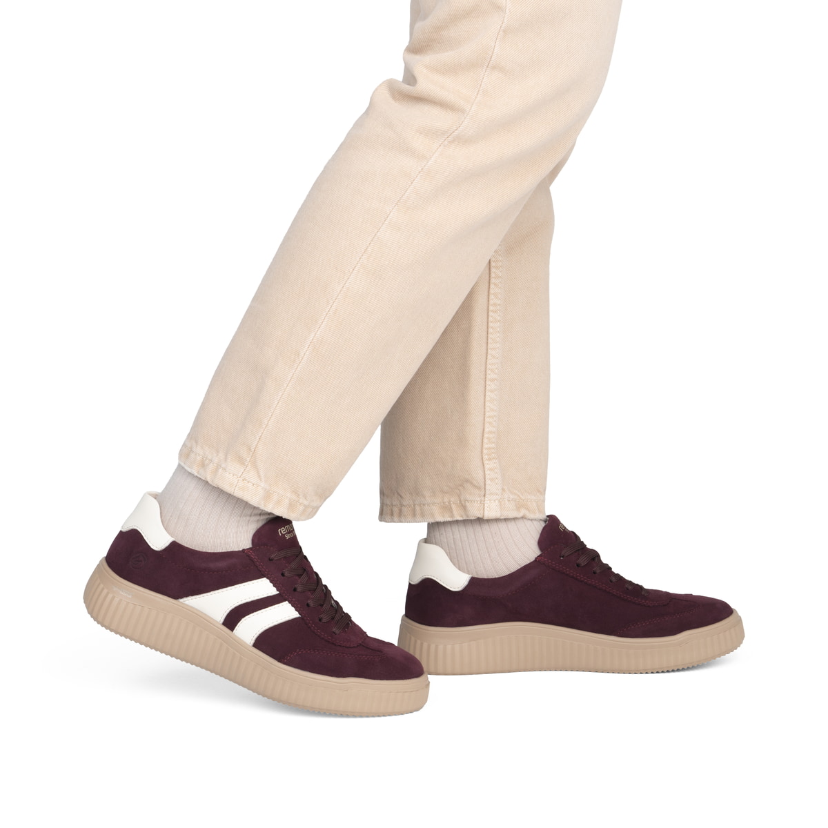 Baskets basses remonte rouges femmes D3E00-30 avec la semelle lightsole+. Chaussure au pied.