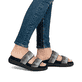 Schwarze vegane remonte Damen Pantoletten D2N50-03 mit einem weichen Fußbett. Schuh am Fuß.