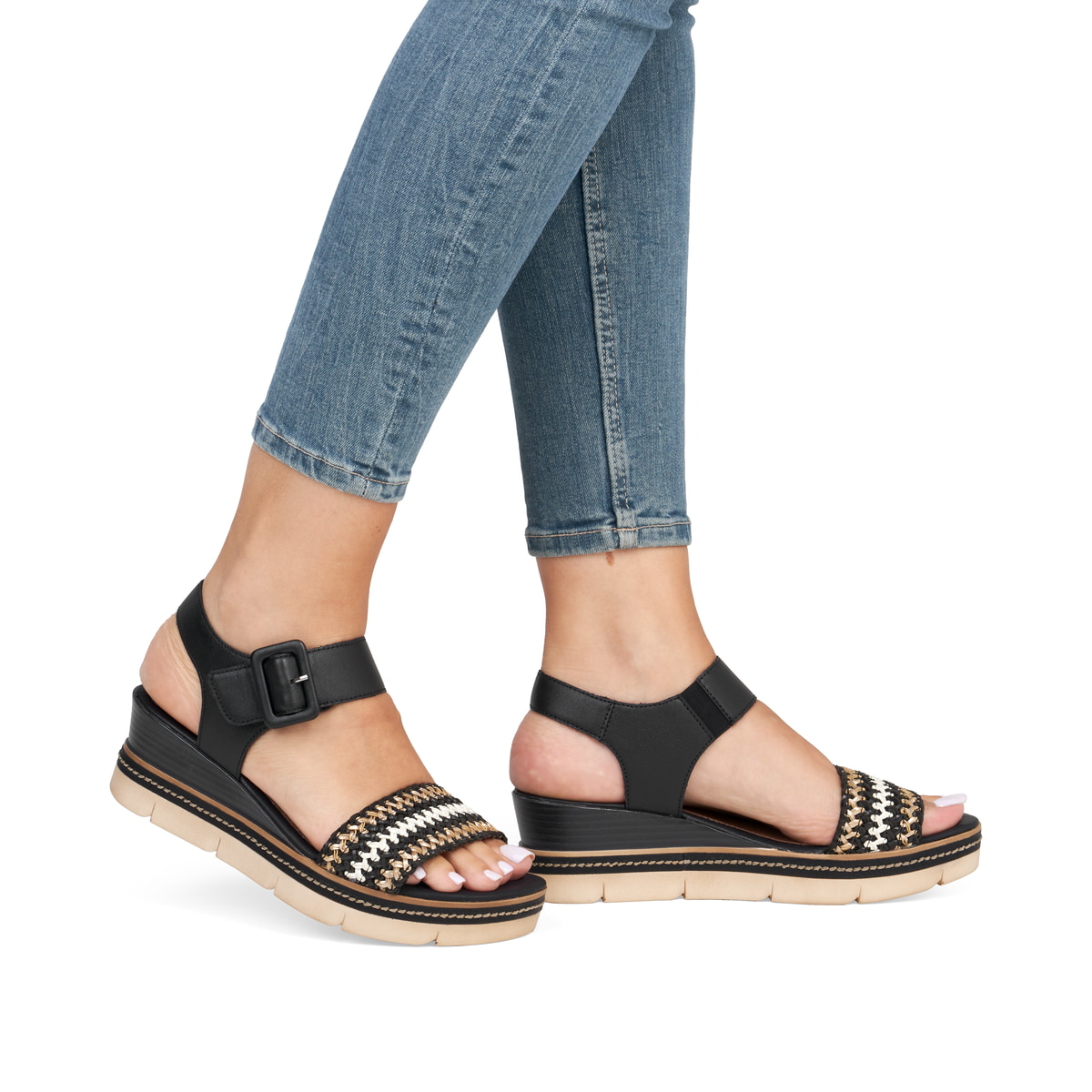 Schwarze remonte Keilsandaletten D2L55-03 mit einem Klettverschluss. Schuh am Fuß.