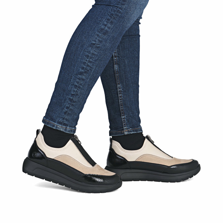 Beige remonte Damen Slipper D2V01-60 mit einem Reißverschluss sowie Extraweite H. Schuh am Fuß.