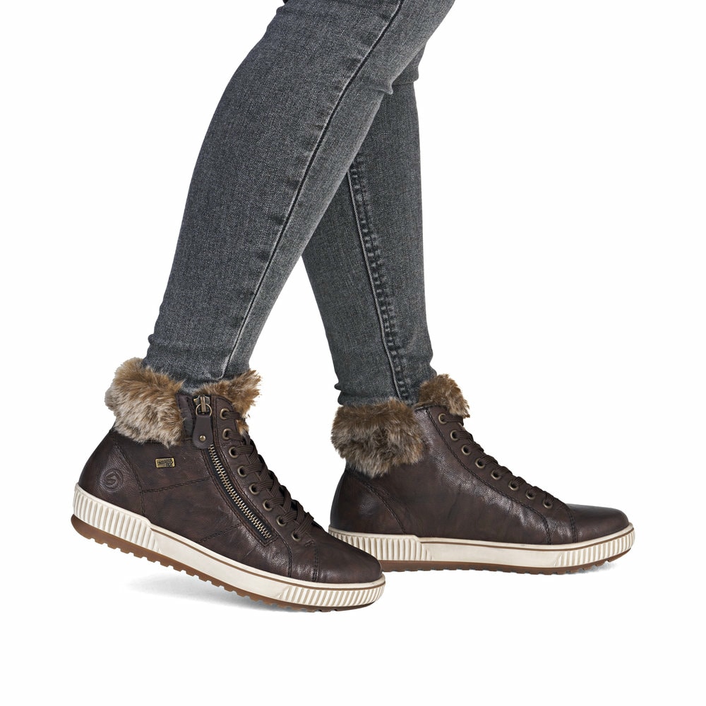 Braune remonte Damen Schnürstiefel D0780-25 mit wasserabweisender TEX-Membran. Schuh am Fuß.