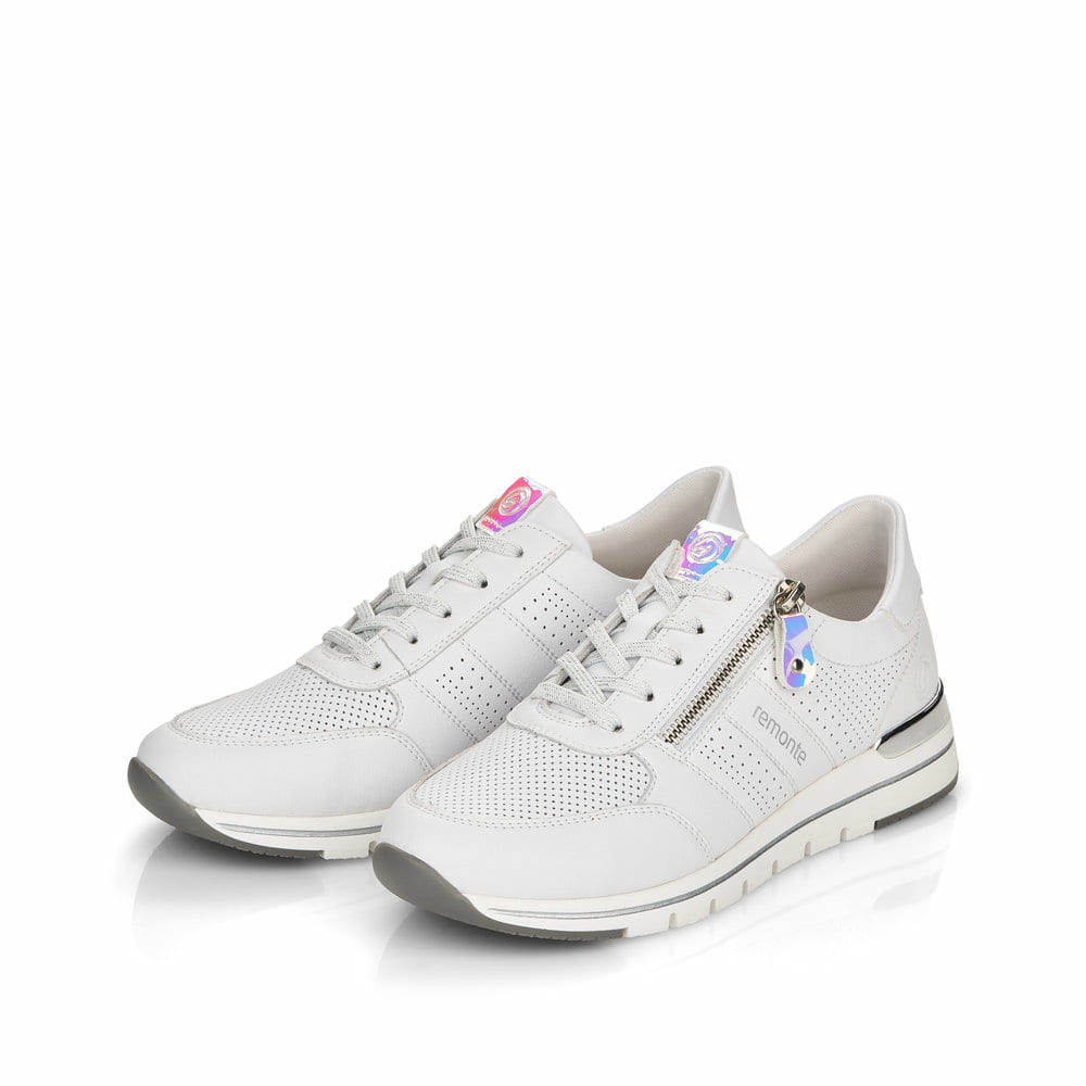Weiße remonte Damen Sneaker Low R6705-80 mit Reißverschluss sowie Komfortweite G. Schuhpaar seitlich schräg.