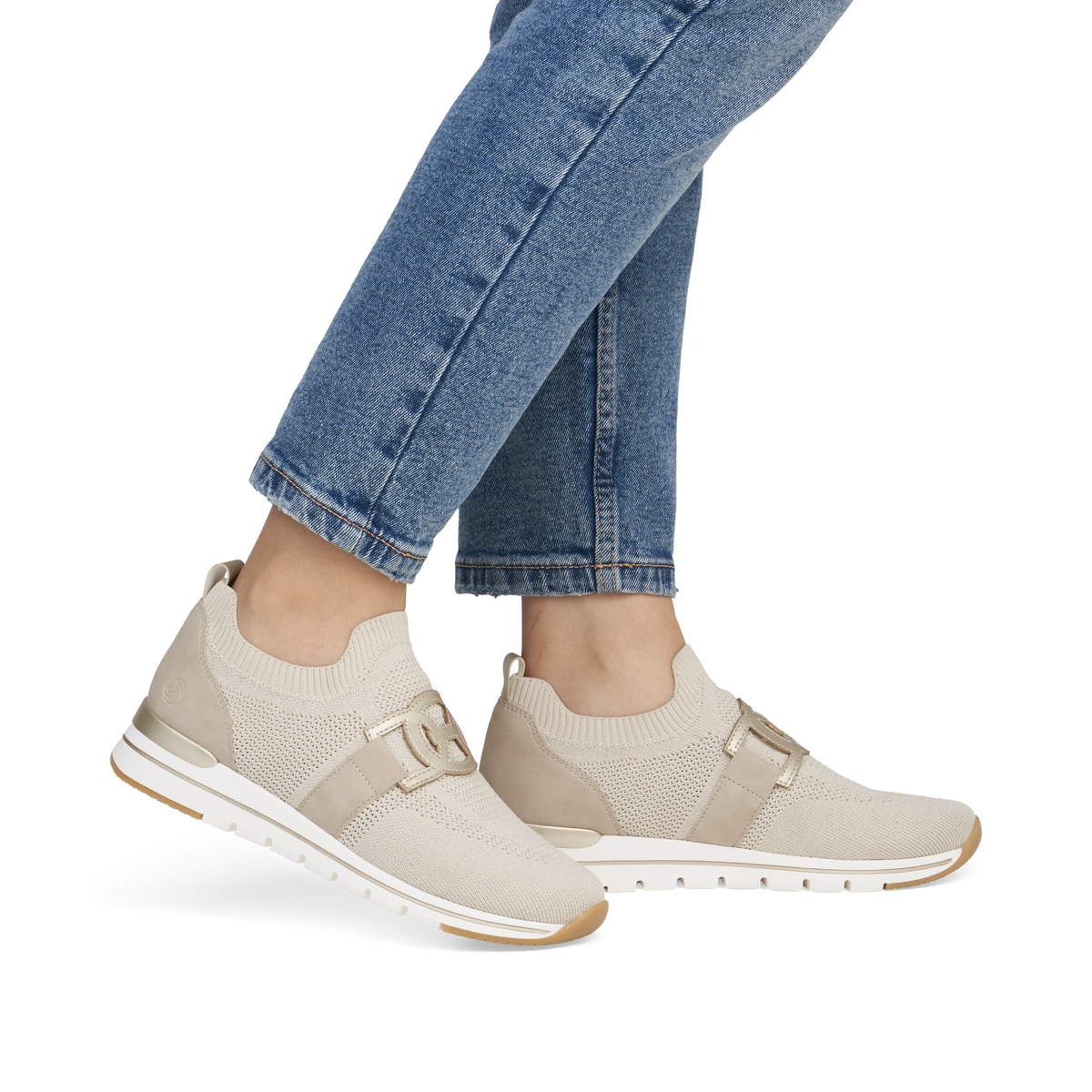 Beige remonte Damen Slipper R6713-60 mit einem Gummizug sowie der Komfortweite G. Schuh am Fuß.