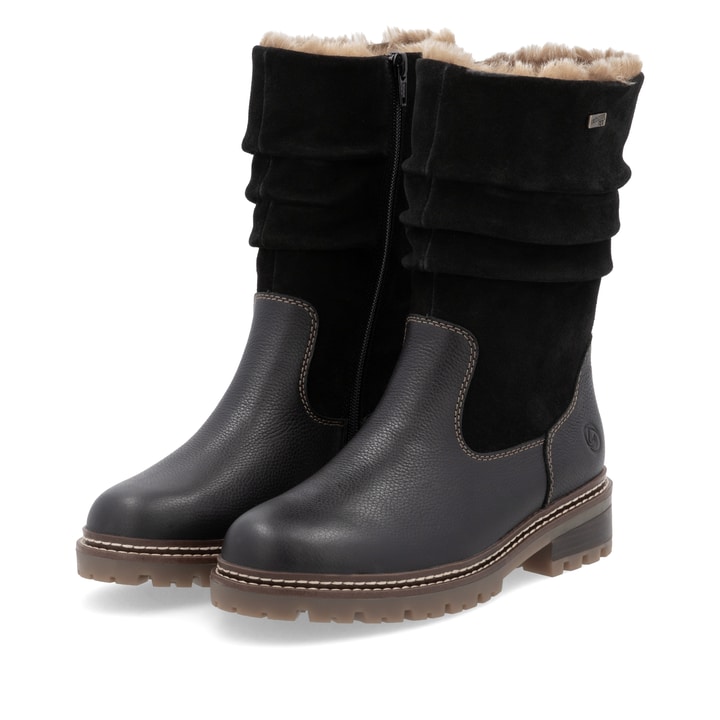Tiefschwarze remonte Damen Kurzstiefel D0B80-00 mit griffiger Glass-Fibre Sohle. Schuhpaar seitlich schräg.
