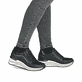 Schwarze remonte Damen Sneaker D0T16-03 mit Reißverschluss sowie Extraweite H. Schuh am Fuß.