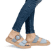 Blaue vegane remonte Damen Pantoletten D2N51-10 mit einem Klettverschluss. Schuh am Fuß.