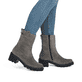 Graue remonte Damen Kurzstiefel D0A82-45 mit wasserabweisender TEX-Membran. Schuh am Fuß.