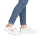Weißbeige remonte Damen Schnürschuhe D3E04-80 mit dekorativem Schmuckdetail. Schuh am Fuß.