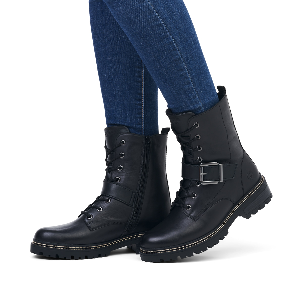 
Tiefschwarze remonte Damen Biker Boots D0B78-01 mit Schnürung und Reißverschluss. Schuh am Fuß