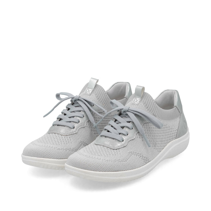 Graue remonte Damen Slipper D1E05-40 mit einem Gummizug sowie der Komfortweite G. Schuhpaar seitlich schräg.