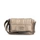 Shoppe jetzt die remonte Handtasche Q0716-90 in Metallicbeige mit gestepptem Überschlag mit Schnappverschluss, Handyfach und zwei abnehmbaren Riemen. Vorderseite.