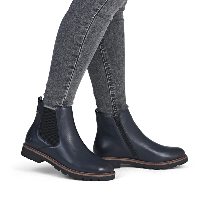 Blaue remonte Chelsea Boots D2Q70-14 mit wasserabweisender remonteTEX-Membran. Schuh am Fuß.