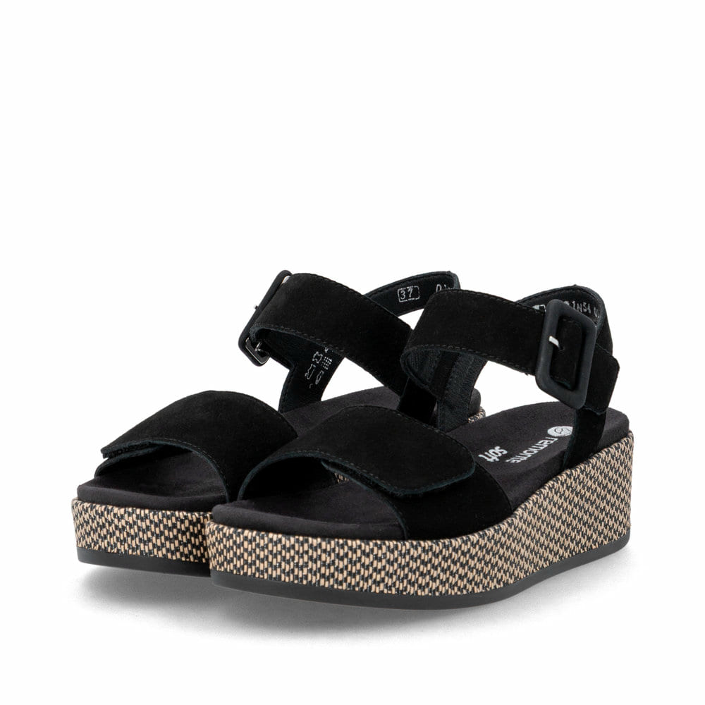 Schwarze remonte Keilsandaletten D1N54-01 mit einem Klettverschluss. Schuhpaar seitlich schräg.