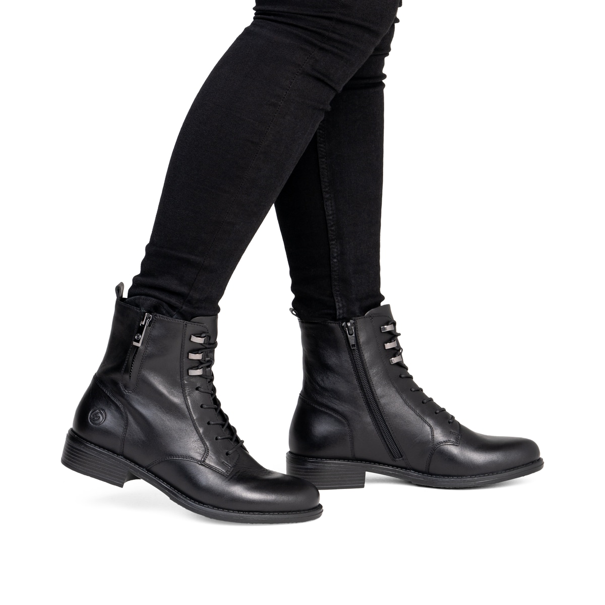 Schwarze remonte Damen Stiefeletten D0F82-00 mit einem Reißverschluss. Schuh am Fuß.