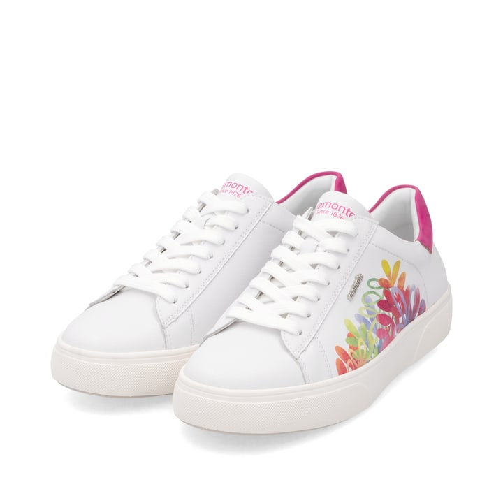 Weiße remonte Damen Sneaker Low D2J00-82 mit Schnürung sowie der Komfortweite G. Schuhpaar seitlich schräg.