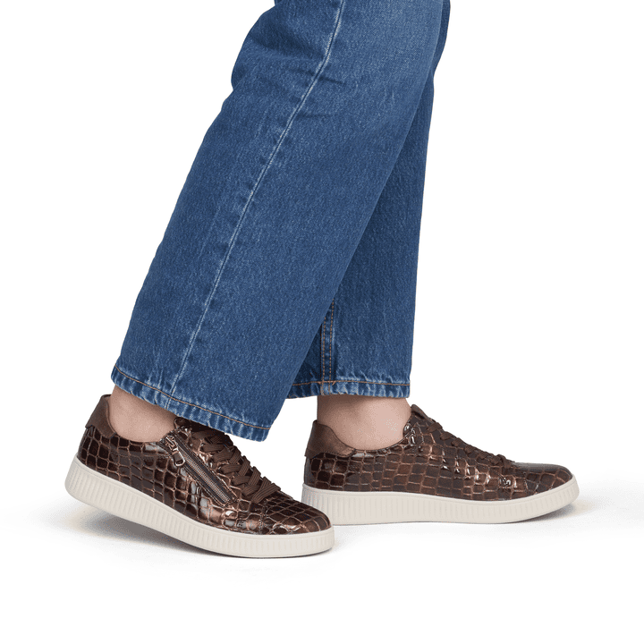 Baskets basses remonte marron végan femmes D2E01-25 avec fermeture éclair. Chaussure au pied.