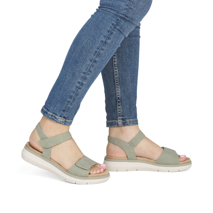 Grüne remonte Riemchensandalen D2K58-52 mit einem Klettverschluss. Schuh am Fuß.