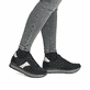 Schwarze remonte Damen Sneaker D1330-03 mit Reißverschluss sowie Komfortweite G. Schuh am Fuß.