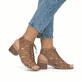 Braune remonte Riemchensandaletten R8776-24 mit einem Klettverschluss. Schuh am Fuß.