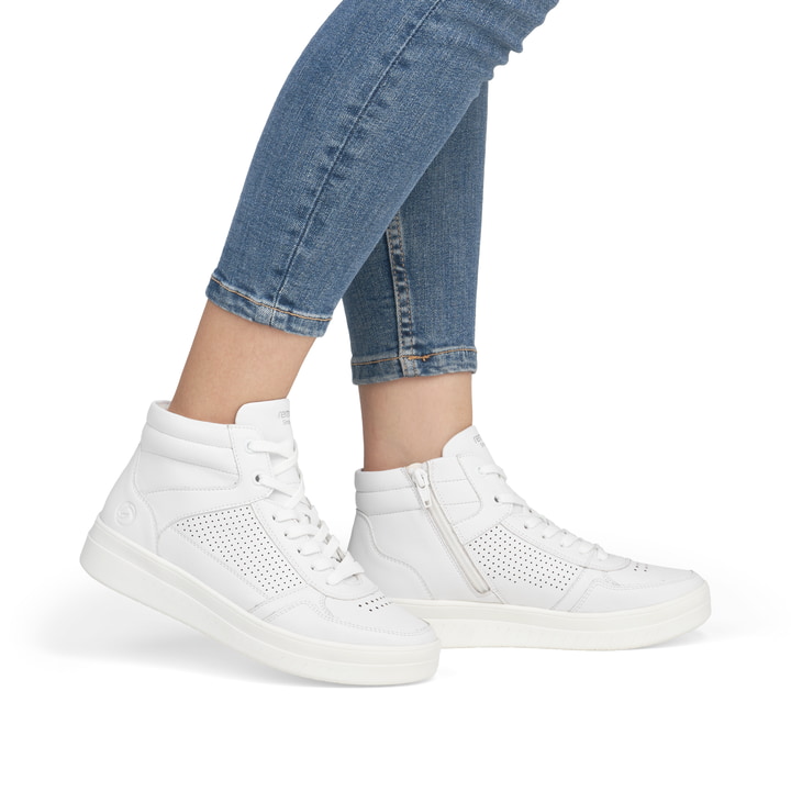 Weiße remonte Damen Sneaker High D0J70-84 mit einem Reißverschluss. Schuh am Fuß.