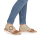 Braungrüne remonte Riemchensandalen R6853-24 mit trendiger Schnalle. Schuh am Fuß.