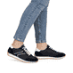 Schwarze remonte Damen Sneaker D3H03-03 mit einer Schnürung sowie Extraweite H. Schuh am Fuß.