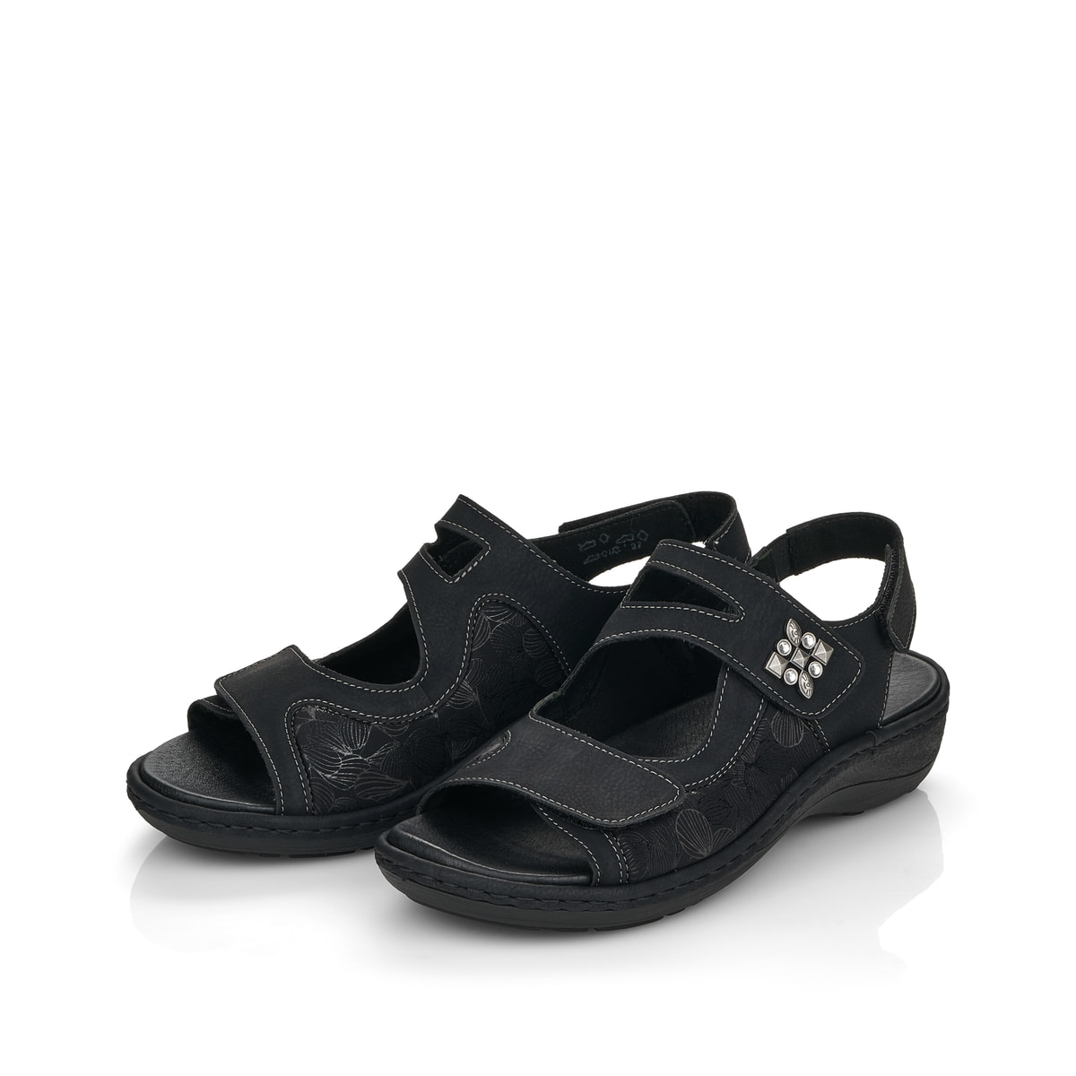 Schwarze remonte Riemchensandalen D7647-01 mit einem Klettverschluss. Schuhpaar seitlich schräg.