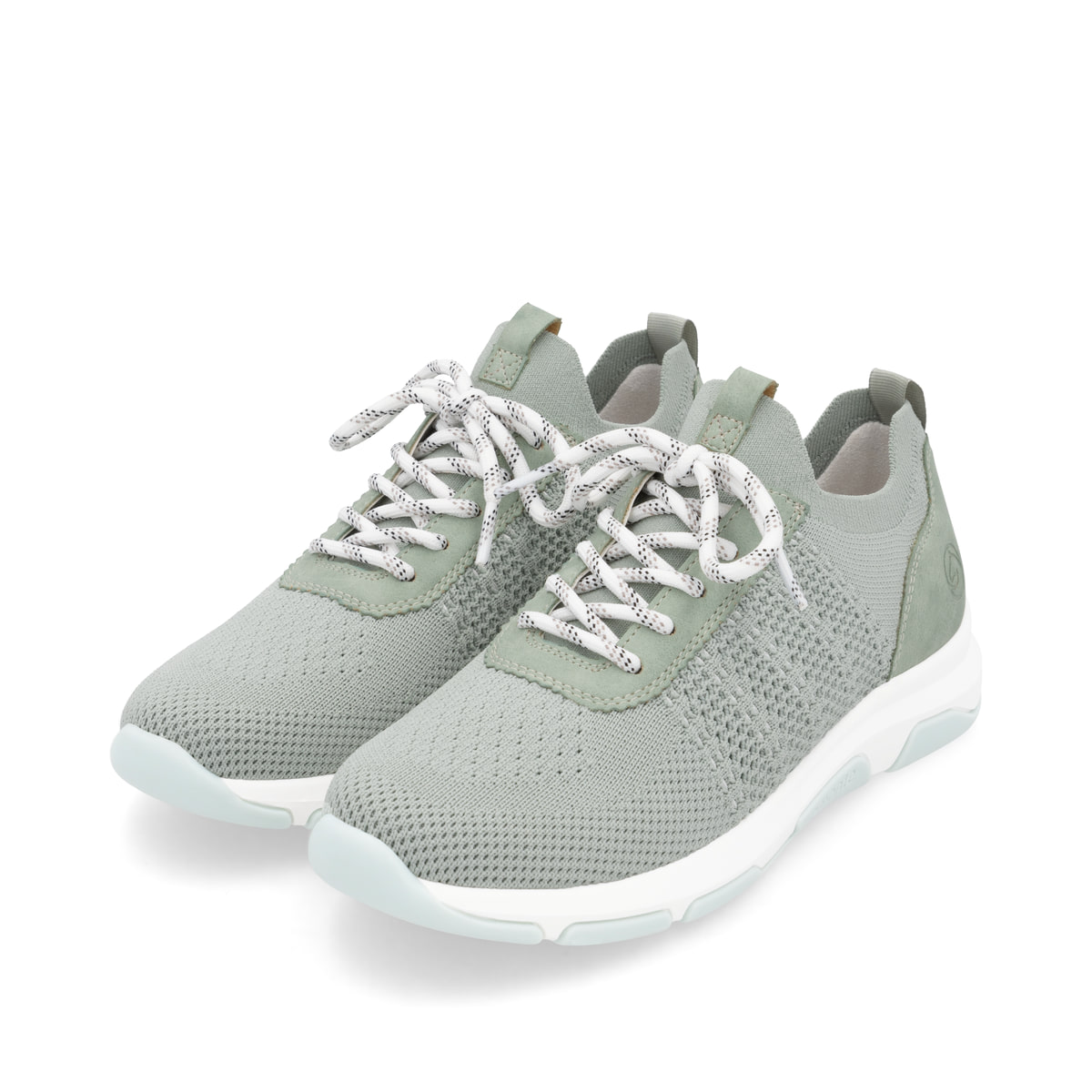 Grüne remonte Damen Slipper D1S05-52 mit einem Gummizug sowie der Komfortweite G. Schuhpaar seitlich schräg.