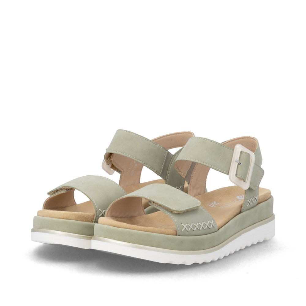 Grüne remonte Riemchensandalen D3P53-52 mit trendiger Schnalle. Schuhpaar seitlich schräg.
