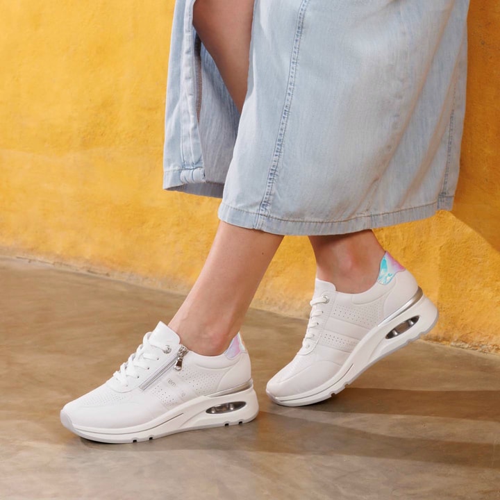Weiße remonte Damen Sneaker Low D2H01-80 mit Reißverschluss sowie Extraweite H. Schuh am Model.
