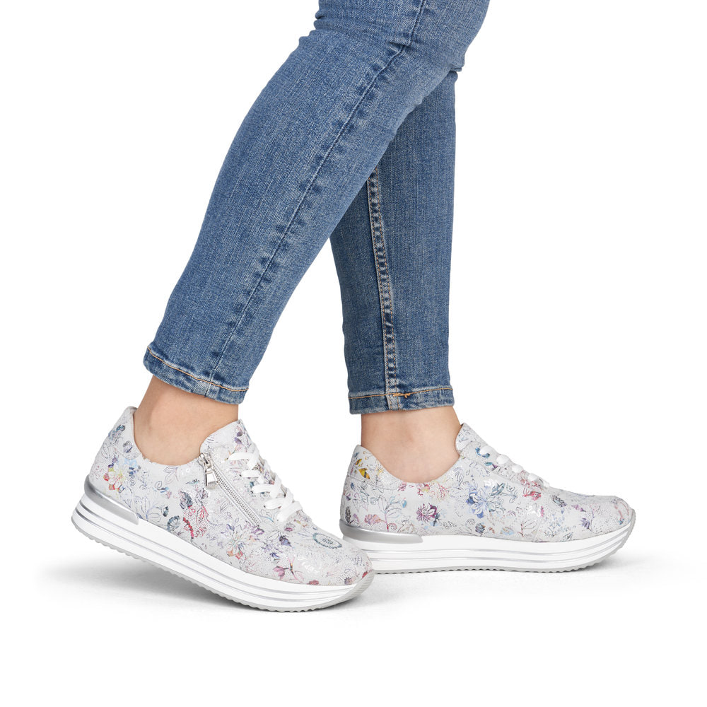 Mehrfarbige remonte Damen Sneaker D1326-90 mit floralem Muster. Schuh am Fuß.