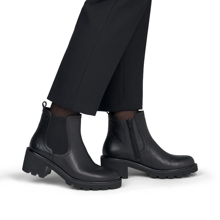 Schwarze remonte Chelsea Boots D0A70-00 mit Reißverschluss sowie Komfortweite G. Schuh am Fuß.