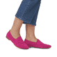 Magentafarbene remonte Damen Loafer D0K02-31 mit einem Elastikeinsatz. Schuh am Fuß.